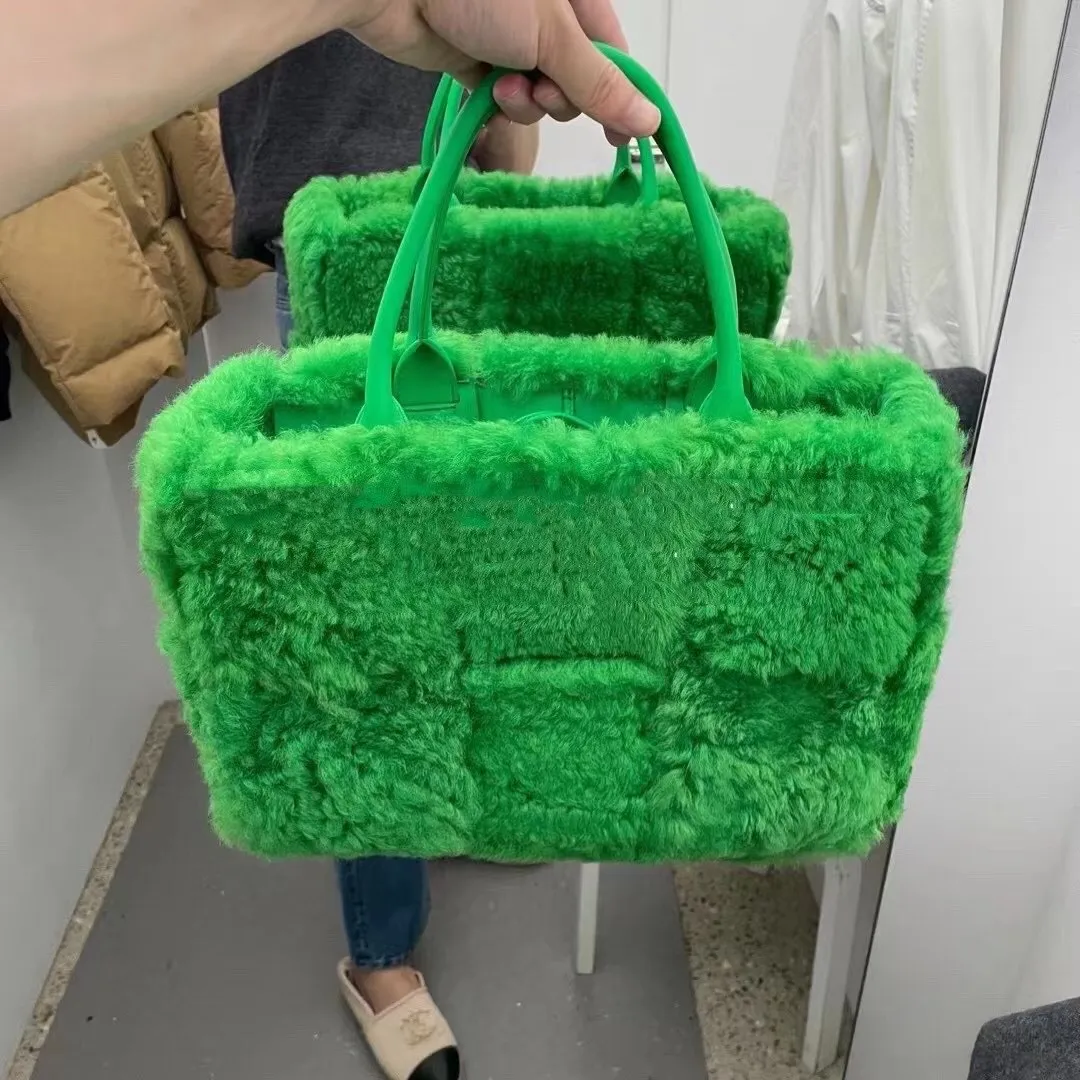 Parrot green 🦜BV arco tote’s fluffy style, it’s here, it’s here, it’s here with the fluff~ You’ll know how cute it is when you see the real thing! The soft and fluffy feel is really great. Rua, this year’s furry style, I stand on bv! ! Whether it is a jodie cloud bag or a tote, not all curly teddy fur can be used to make goods. The curl size of the fur directly affects the similarity of the entire bag. Material: full fur and lambskin ➕ lambskin lining is much more expensive than full leather! Again, if there is no ZP and no development, of course you have to be willing to spend money~36*24*12